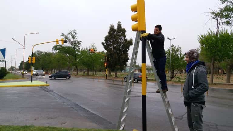 Un Automovil Esta Parado Ante Un Semaforo