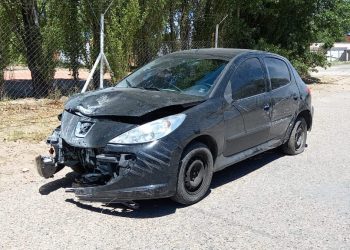 El conductor de un auto terminó contra el alambrado en Plaza Huincul