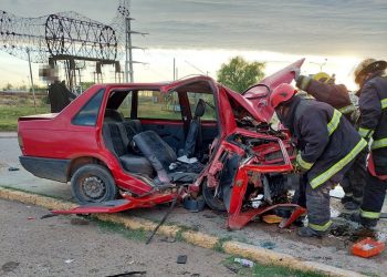 Cinco heridos tras el violento choque contra un poste sobre la ruta 22, en Plaza Huincul