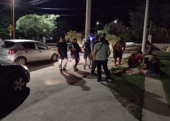 Una joven que iba en moto resultó herida tras derrapar en el barrio Uno de Plaza Huincul