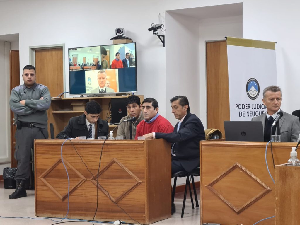 El acusado, Miguel Salinas de pulover rojo.