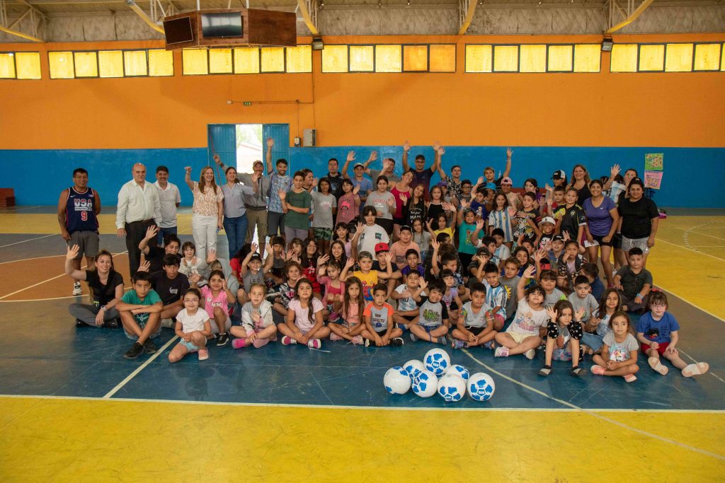 YPF aporta al desarrollo del deporte en colonias de verano de Neuquén y Río Negro  thumbnail