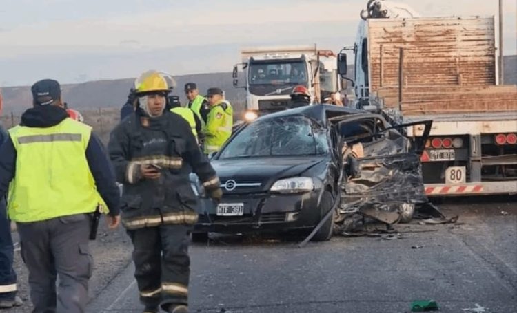 Un hombre murió tras un choque entre un auto y un camión en El Chañar ...