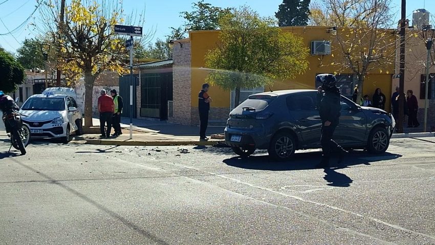 Una mujer y un menor fueron derivados al hospital luego de un choque en ...